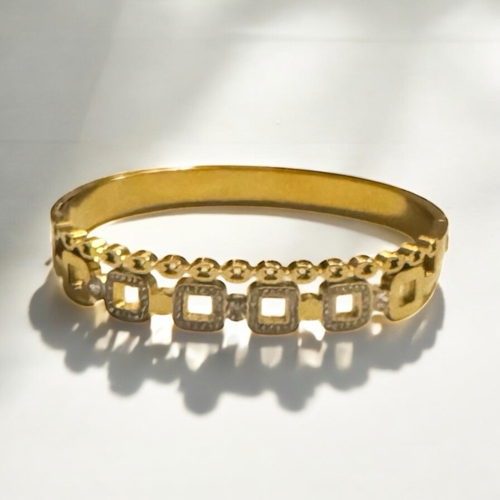 Elegant Gold Bracelet with Pave’ Accents